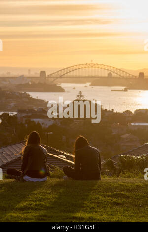 Zwei Frauen Sonnenuntergang über Sydney Harbour mit Harbour Bridge in Sydney New South Wales Australien Ferne Stockfoto