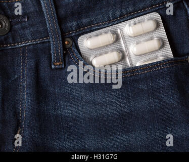 Blister Packung Pillen in Jeans-Tasche Stockfoto