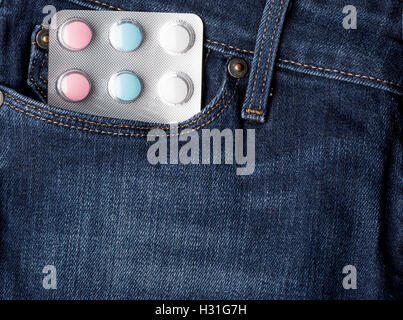 Blister Packung Pillen in Jeans-Tasche Stockfoto