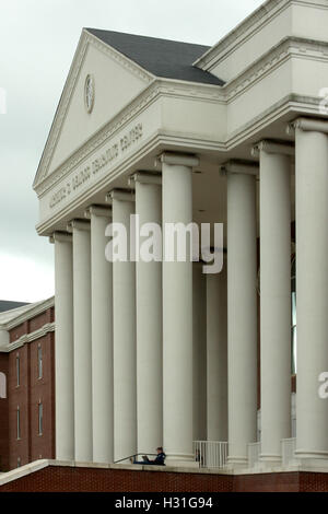 Schüler arbeiten am Laptop durch die großen Säulen am Eingang in DeMoss Hall an der Liberty University in Lynchburg, Virginia Stockfoto