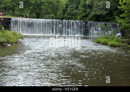 Blick auf Blackwater Creek und Hollins Mill Dam und Wasserfall in Lynchburg, VA, USA Stockfoto