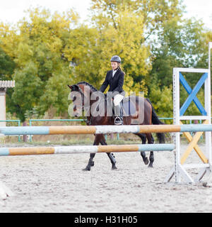 Junges Pferd Reiter Pferdesport Wettbewerb Sportlerin. Sport-Event-Hintergrund Stockfoto