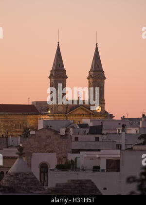 Twin Tower der Kirche Alberobello Stockfoto