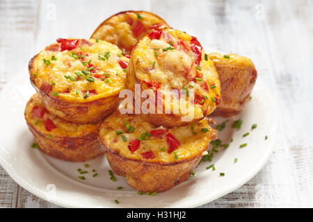 Leckeres Ei-Muffins mit Schinken, Käse und Gemüse Stockfoto
