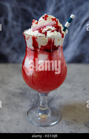 Vampir Eis schwimmt mit Cranberry-Saft für Halloween Stockfoto