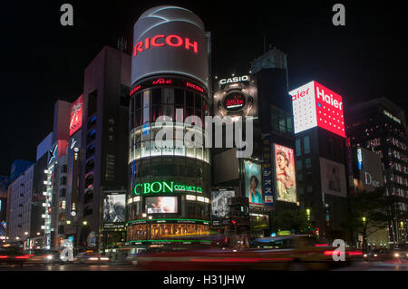 Nacht-Blick auf die belebte Kreuzung Chuo Dori mit Yon-Chome Kreuzung in Ginza, oft als 4-Chome Kreuzung in Tokyo Ginza-Viertel. Stockfoto