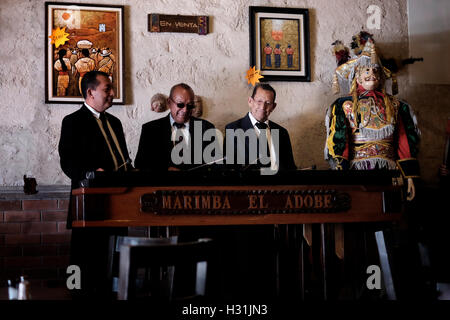 Musiker spielen die Marimba in El Adobe Restaurant in Guatemala-Stadt Hauptstadt von Guatemala Stockfoto