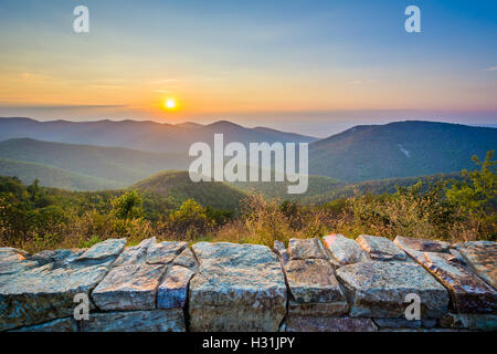 Sonnenuntergang über den Blue Ridge Mountains von Skyline Drive im Shenandoah-Nationalpark, Virginia. Stockfoto