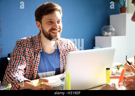 Foto-Grafik-Designer arbeiten mit neuen Projekt modernen Loft. Generische Design Notebook auf Holztisch. Analysieren Sie Pläne, Papiere, Hände Tastatur. Stockfoto