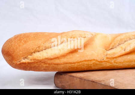 Frisches Baguette auf dem Display auf ein Schneidebrett Stockfoto