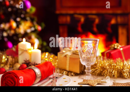 Weihnachten Tisch romantisch mit Kerzen und Weihnachtsschmuck. Brennt ein Feuer im Kamin und Christm Stockfoto