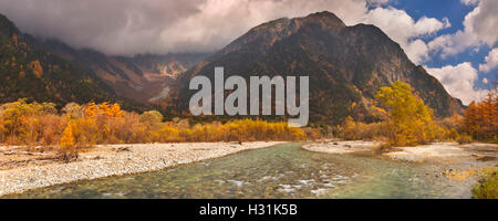 Herbstfärbung entlang des Azusa-Flusses in Kamikochi National Park (上高地) in Japan. Stockfoto