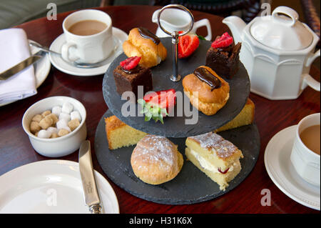 "Mill House Hotel" Swallowfield, Berkshire, UK. "Afternoon Tea" Kuchen Kuchen Stockfoto