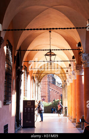 Arcade-in San Stefano Platz, Bologna, Italien Stockfoto