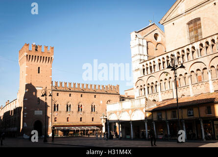 Loggia dei Merciai und Ferrara City Hall in Piazza Trento - Triest, Ferrara, Italien Stockfoto