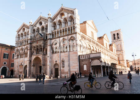 Piazza Trento e Trieste Platz mit der Kathedrale von San Giorgio, Dom von Ferrara in Emilia-Romagna. Italien Stockfoto