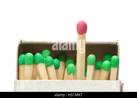 Boxen und grüne Spiele (ein Spiel rot) passen. Einen weißen Hintergrund isoliert.  Verfügbar in hoher Auflösung und verschiedenen Größen. Stockfoto