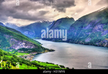 Blick auf den Aurlandsfjord, einen Zweig des Sognefjords, vom Aussichtspunkt Stegastein, Norwegen Stockfoto