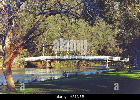 Historische Holz- Varney Brücke über den Fluss am Hacken Audley, Royal National Park, Sydney, Australien Stockfoto