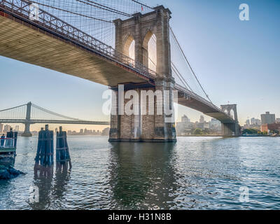 Brooklyn Bridge ist eine Hybrid-Kabel-geblieben/Hängebrücke in New York City Stockfoto