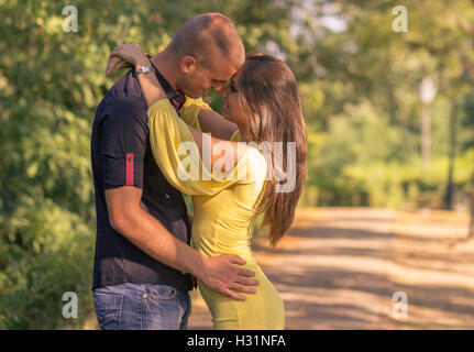 junge Erwachsene 20 s paar intime Köpfe Nase berühren hautnah Stockfoto