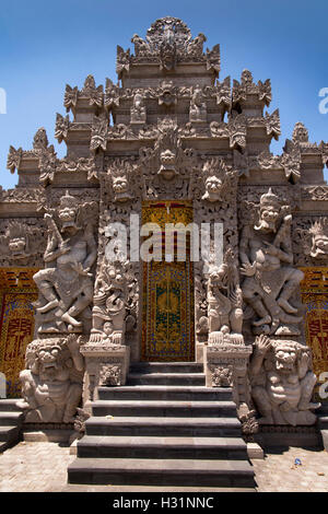 Indonesien, Bali, Kubutambahan, Pura Meduwe Karang Tempel, dekorativen Schnitzereien am Eingang Stockfoto