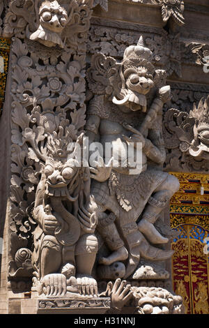 Indonesien, Bali, Kubutambahan, Tempel Pura Meduwe Karang, geschnitzte groteske Figuren am Eingang Stockfoto