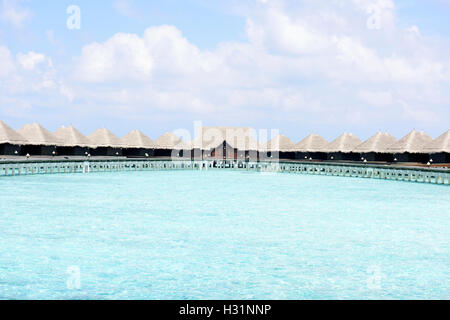 Häuser auf Pfählen am Meer. Malediven Stockfoto