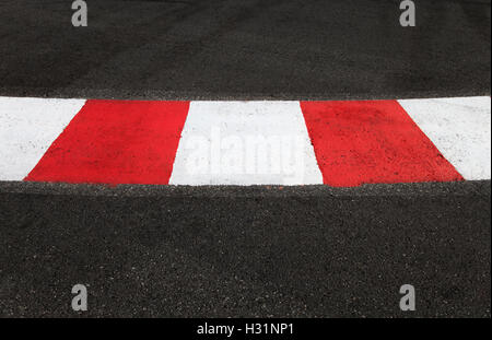 Textur von Autorennen Asphalt und wieder weiße Bordstein. Grand Prix von Monaco Monte Carlo Stadtkurs hautnah Stockfoto