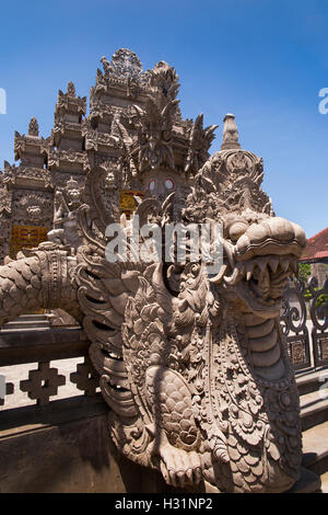 Indonesien, Bali, Kubutambahan, Tempel Pura Meduwe Karang, dekorative geschnitzte Schlange am Eingang Stockfoto