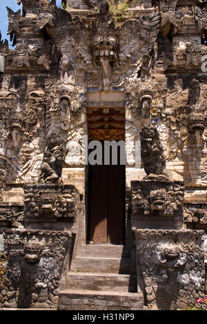 Indonesien, Bali, Sawan, Jagaraga, Pura Dalem Tempel, traditionelle dekorative Schnitzerei im Inneren Eingang Stockfoto