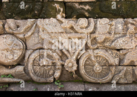 Indonesien, Bali, Sawan, Jagaraga, Pura Dalem Tempel, außen geschnitzten Relief Bild des Fahrrads Stockfoto