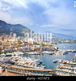 Monaco Montecarlo Stadtbild, Fürstentum Antenne Hafenblick. Wolkenkratzer, Berge und Marina. Azurblaue Küste. Frankreich, Europa. Stockfoto