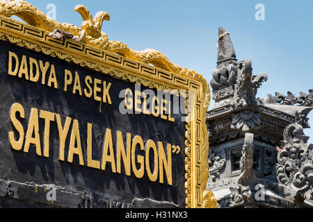 Indonesien, Bali, Lovina, Anturan Dorf Dadya Pasek Gelgel Satayal Langon, unterzeichnen außerhalb Hindu-Schrein Stockfoto