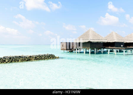 Häuser auf Pfählen am Meer. Malediven Stockfoto