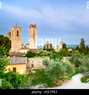 San Gimignano Wahrzeichen mittelalterliche Stadt. Sonnenuntergang auf Türmen und Park mit Zypressen und Olivenbäumen. Toskana, Italien, Europa. Stockfoto