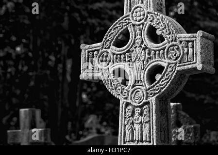 Stein dekorative Kreuz Kruzifix auf einem Grab auf Highgate Cemetery East in London, England. Stockfoto