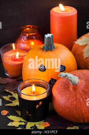 Dekorative Halloween-Kürbisse und Kerzen Stockfoto
