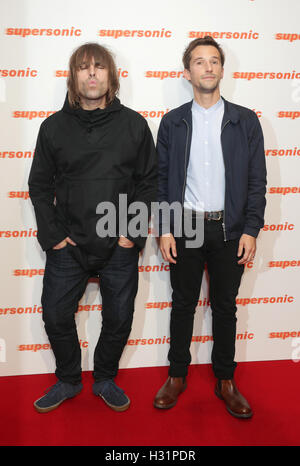 Liam Gallagher (links) und Regisseur Mat Whitecross Ankunft für ein special Screening von Supersonic am Vue Kino, Leicester Square, London. Stockfoto