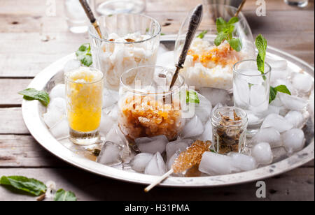 Sortiment von Granita: Tee, Kaffee, Zitrone und Milch Stockfoto