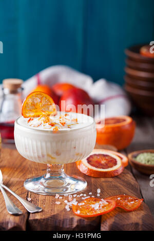 Blutige Orangen Dessert, Eis in eine Glasschüssel Stockfoto