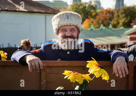 Ein Mann in traditionellen Kosaken Kleidung auf jährliche Festival "Kosakensiedlung - Moskau" in Moskau Park Zarizyno Park, Russland Stockfoto