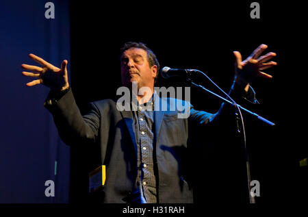 Komiker Mark Thomas erklingt in der Rich Mix in London zum 80. Jahrestag der Schlacht von Kabel St. Wandmalerei in East London, UK, Stockfoto