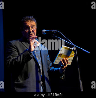 Komiker Mark Thomas erklingt in der Rich Mix in London zum 80. Jahrestag der Schlacht von Kabel St. Wandmalerei in East London, UK, Stockfoto