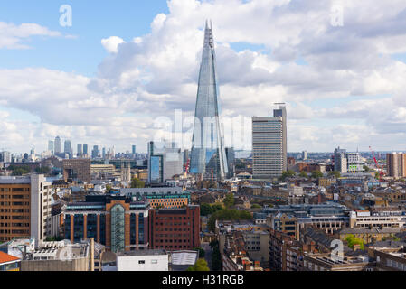 Die Scherbe und Guy's Hospital mit Canary wharf in der Ferne. Entnommen aus der Tate Modern Schalter Haus Dachterrasse Stockfoto