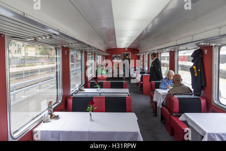 Speisewagen von der Trans Europ Express SBB RAe TEE II 1053, einem Nostalgiezug, betrieben durch die Schweizer Bundes Bahnen SBB-CFF-FFS. Stockfoto