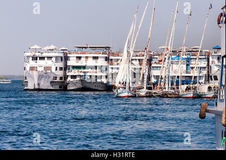 Ägypten, Luxor. Der Nil Luxor vorbei. Flussschiffe und Feluke, einem traditionellen Segelboot. Stockfoto