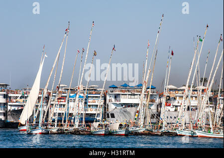 Ägypten, Luxor. Der Nil Luxor vorbei. Flussschiffe und Feluke, einem traditionellen Segelboot. Stockfoto