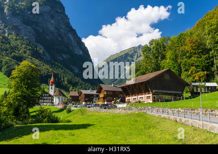 Isenthal, einem kleinen Dorf in einem Tal in den Schweizer Alpen. Kanton Uri, Schweiz. Stockfoto