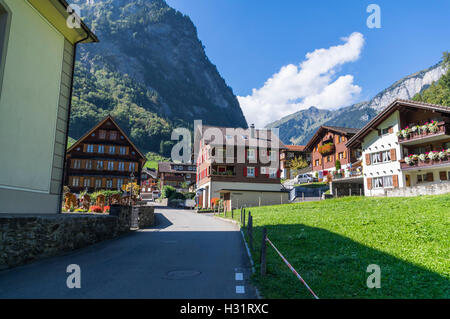 Isenthal, einem kleinen Dorf in einem Tal in den Schweizer Alpen. Kanton Uri, Schweiz. Stockfoto